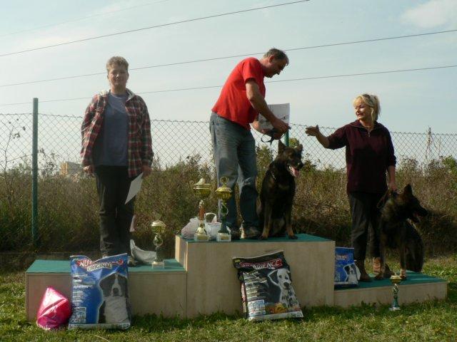 photo81.jpg - 16.9.2006 - závod O Pohár Jižního Města, získali jsme 3. místo v kategorii IPO-3